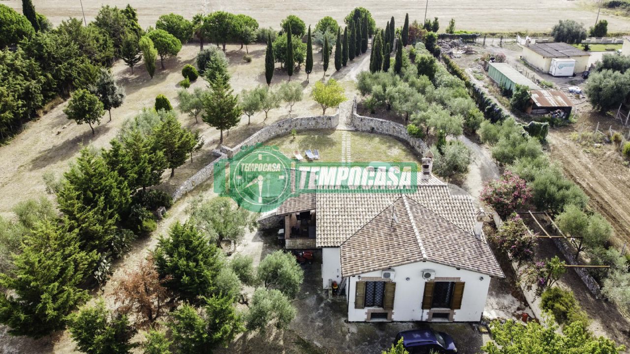 Villa unifamiliare in Vendita a Cerveteri, Euro 350.000, Mq 245