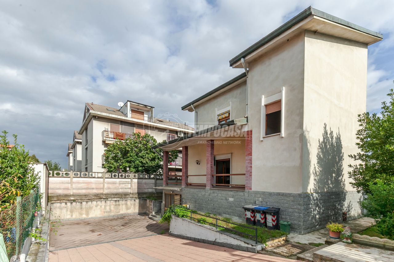 Villa bifamiliare in Vendita a Settimo Milanese, Euro 380.000, Mq 190